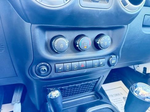 Used 2018 Jeep Wrangler Unlimited Rubicon w/ Connectivity Group image 25