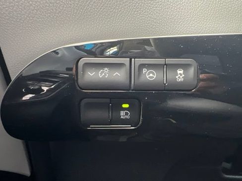 Used 2021 Toyota Prius LE FWD image 20