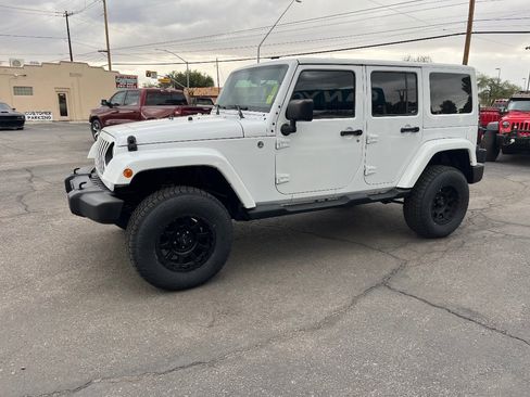 Used 2015 Jeep Wrangler Unlimited Sahara w/ Connectivity Group image 10