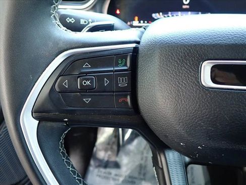 Used 2023 Jeep Grand Cherokee Laredo AWD/4WD image 14