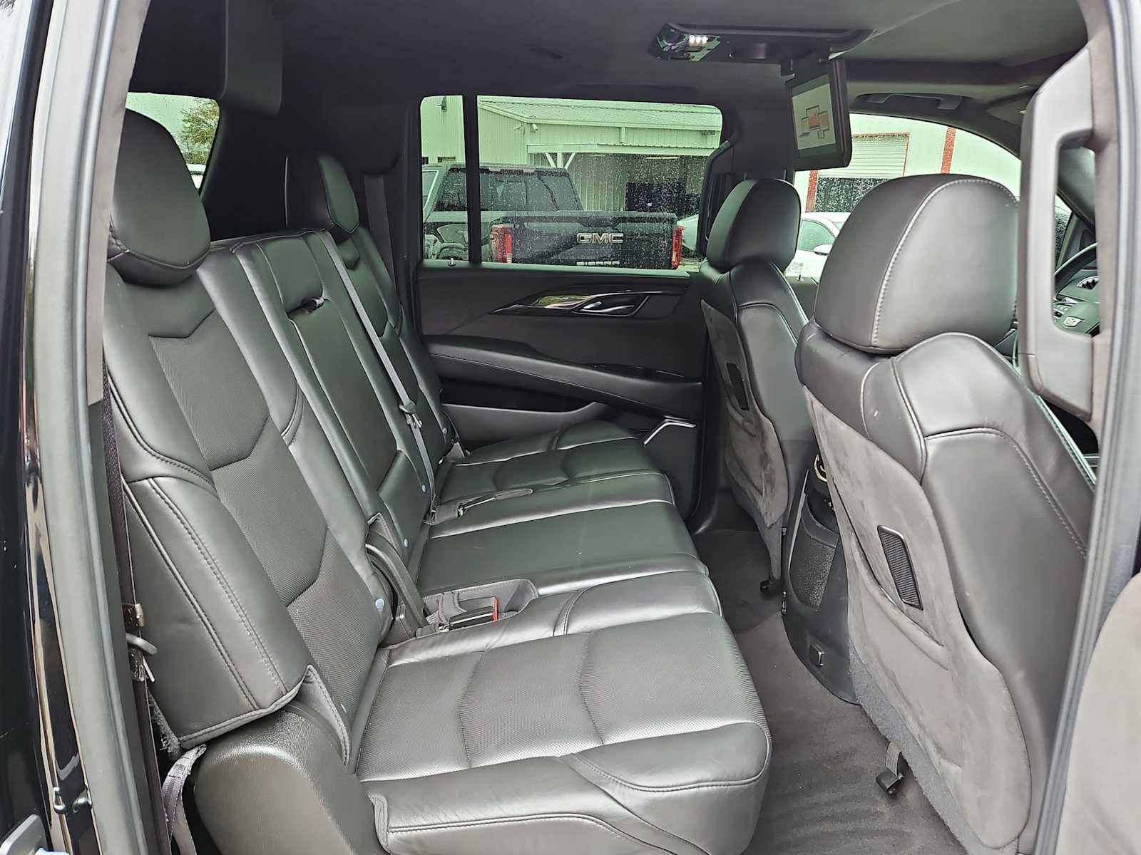 Used 2020 Cadillac Escalade ESV Platinum w/ Escalade Sport Edition AWD/4WD image 19