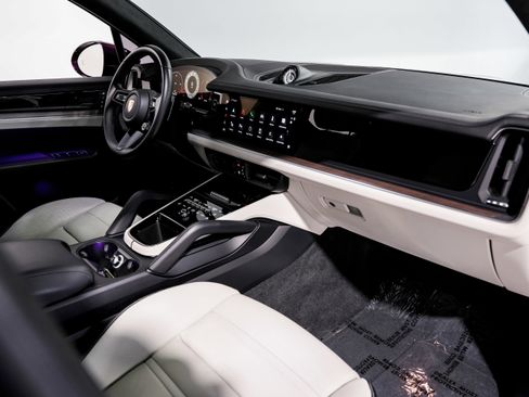 Used 2024 Porsche Cayenne S image 30
