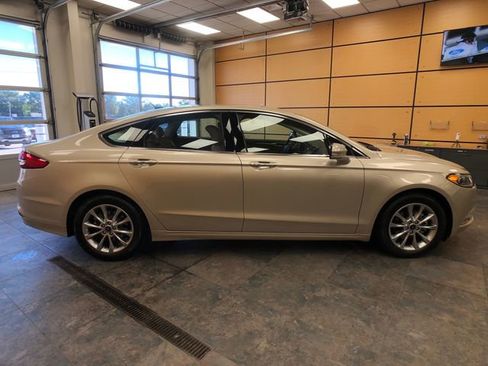 Used 2017 Ford Fusion SE w/ Fusion SE Technology Package FWD image 8