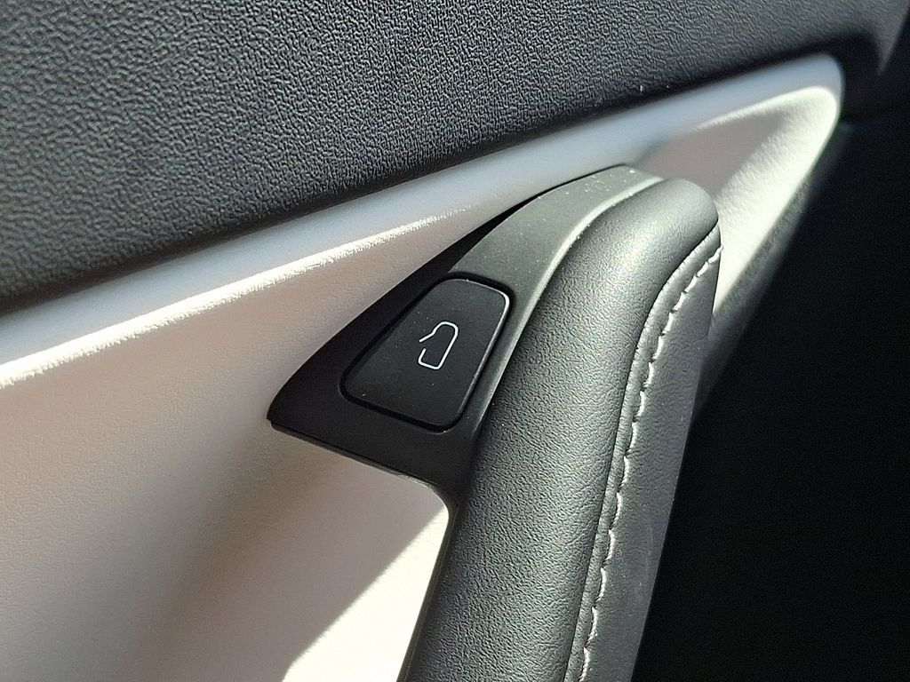 Used 2022 Tesla Model Y Long Range AWD/4WD image 24