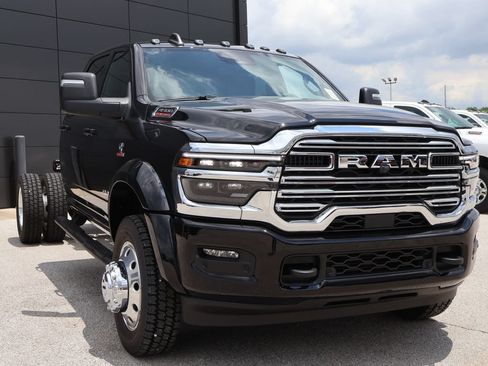 New 2026 RAM 4500 4x4 Crew Cab DRW w/ Laramie Trim Package image 6