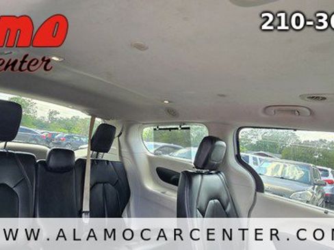 Used 2017 Chrysler Pacifica Touring-L FWD image 22