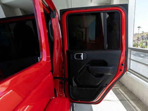 Used 2022 Jeep Wrangler Unlimited Rubicon w/ LED Lighting Group AWD/4WD image 27