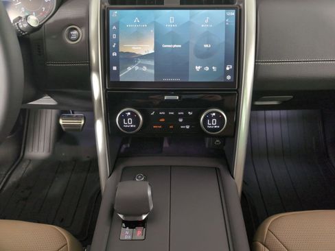 Used 2025 Land Rover Discovery Dynamic SE image 22