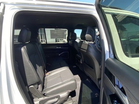 New 2023 Jeep Wagoneer Series III w/ Preferred Equipment Group image 30