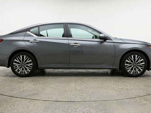 Used 2025 Nissan Altima 2.5 SV image 11