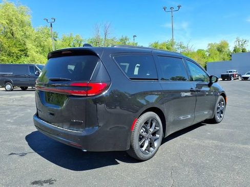 New 2027 Chrysler Pacifica Limited w/ S Appearance Package FWD image 7