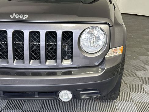 Used 2016 Jeep Patriot Latitude AWD/4WD image 9