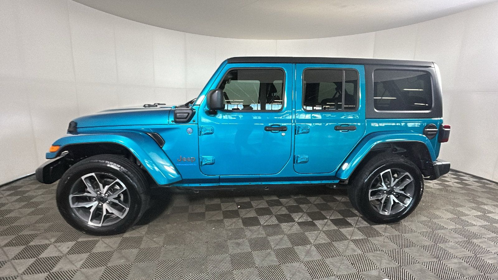 Used 2024 Jeep Wrangler Unlimited w/ Convenience Group AWD/4WD image 7