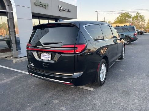 Used 2023 Chrysler Pacifica Touring-L image 3