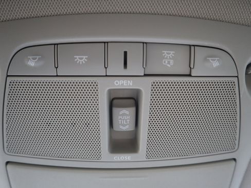 Used 2015 Nissan Rogue SV w/ SV Moonroof Package image 76