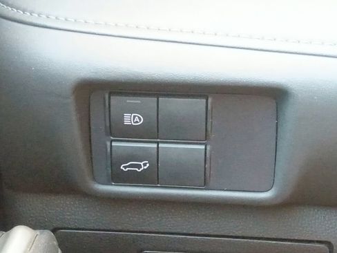 Used 2020 Toyota Highlander LE FWD image 27