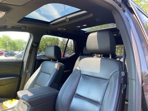 Used 2023 Chevrolet Traverse LT w/ LT Premium Package AWD/4WD image 2