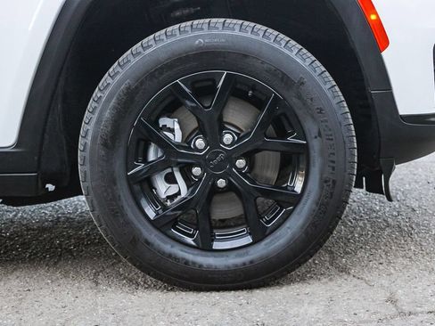 Used 2025 Jeep Grand Cherokee L Altitude RWD image 11