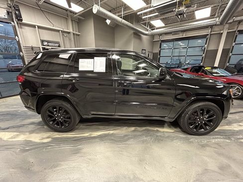 Used 2018 Jeep Grand Cherokee Altitude image 28