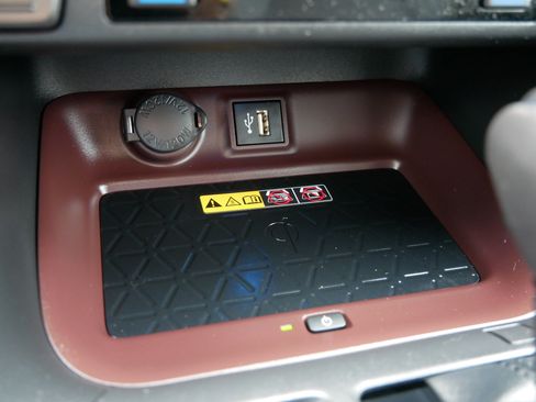 Used 2023 Toyota RAV4 Limited AWD/4WD image 31