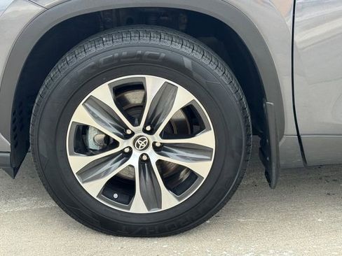 Used 2023 Toyota Highlander XLE image 7