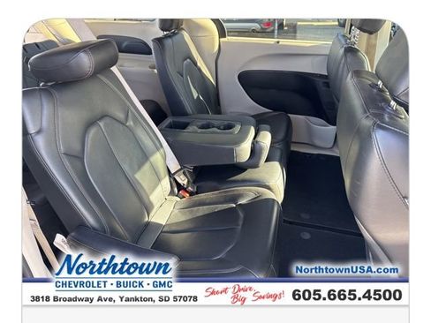 Used 2018 Chrysler Pacifica Touring-L image 19