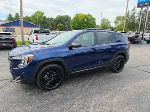Certified 2023 GMC Terrain SLE w/ Driver Convenience Package AWD/4WD image 3