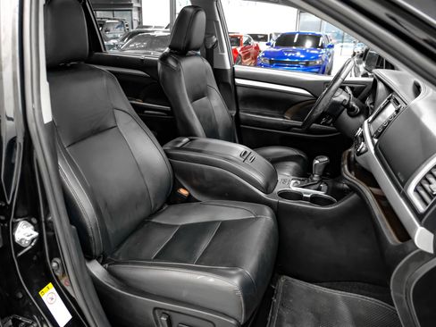 Used 2019 Toyota Highlander XLE FWD image 33