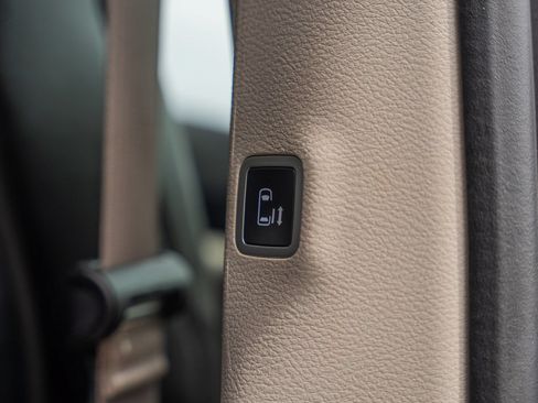 Used 2023 Chrysler Pacifica Touring-L FWD image 18