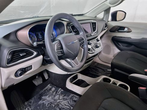 Used 2018 Chrysler Pacifica LX FWD image 9