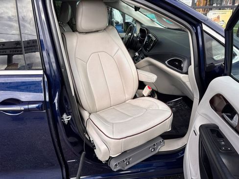 Used 2017 Chrysler Pacifica Limited image 28