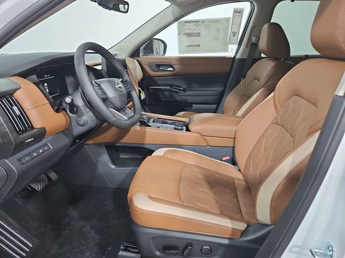 New 2026 Nissan Pathfinder Platinum image 10