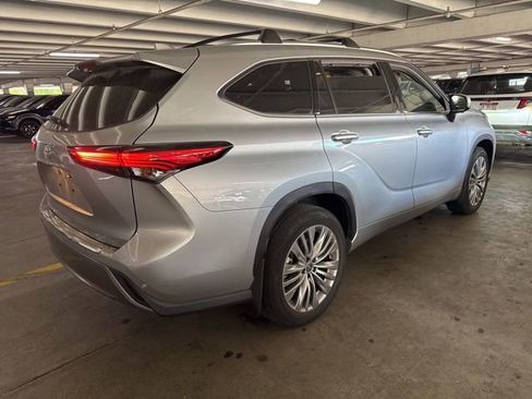 Used 2023 Toyota Highlander Platinum image 3