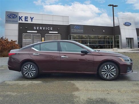 Used 2024 Nissan Altima 2.5 SV image 4