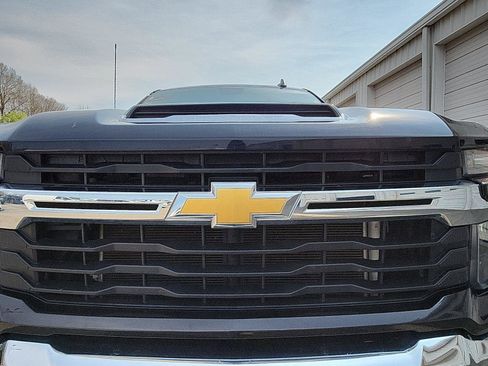 Used 2024 Chevrolet Silverado 2500 LT image 11