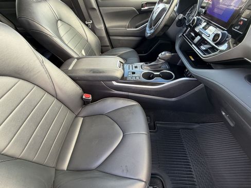 Used 2023 Toyota Highlander XLE AWD/4WD image 26