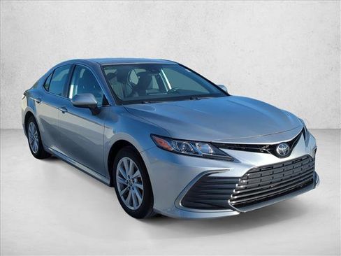 Used 2022 Toyota Camry LE FWD image 3