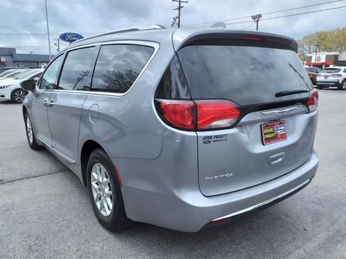 Used 2020 Chrysler Pacifica Touring-L FWD image 3