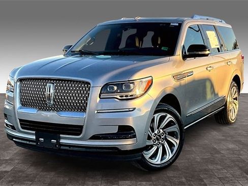 Used 2023 Lincoln Navigator Reserve image 3