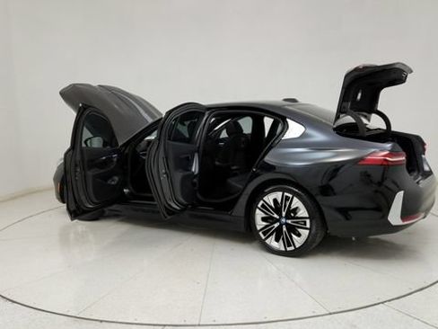 Used 2024 BMW i5 eDrive40i w/ M Sport Package RWD image 17