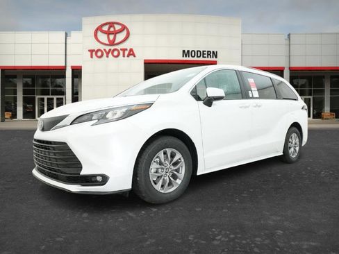 New 2026 Toyota Sienna XLE FWD image 9