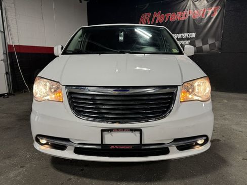 Used 2014 Chrysler Town & Country Touring image 8