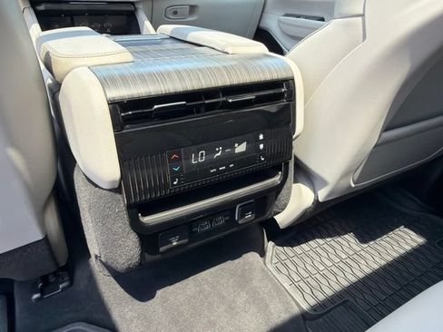 Used 2024 Jeep Wagoneer L Series III w/ Premium Group I AWD/4WD image 11