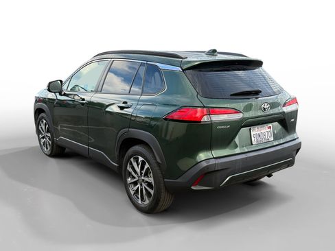 Used 2022 Toyota Corolla Cross XLE image 3
