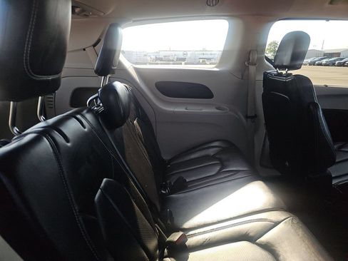 Used 2023 Chrysler Pacifica Touring-L FWD image 6
