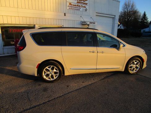 Used 2017 Chrysler Pacifica Touring-L w/ Tire & Wheel Group image 6