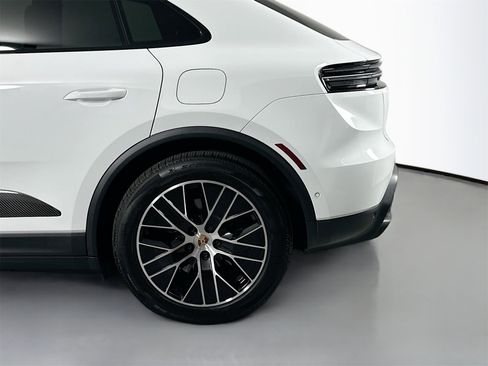 Certified 2025 Porsche Macan Electric image 12