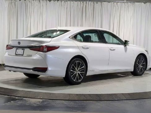 Used 2022 Lexus ES 300h w/ Premium Package image 8