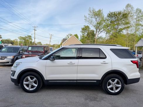 Used 2016 Ford Explorer XLT w/ Equipment Group 202A image 5