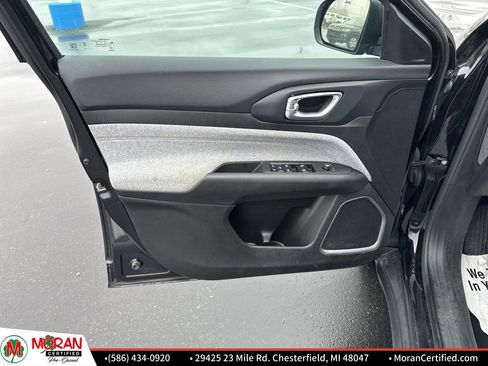 Used 2023 Jeep Compass Latitude image 9